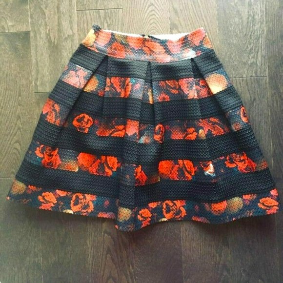 GUESS textured floral skirt (size XS) - Picture 1 of 5